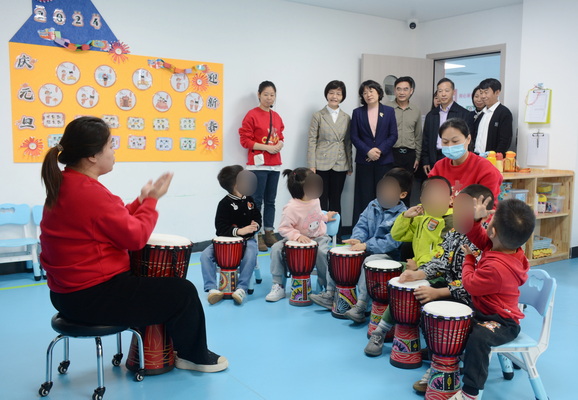 图为市政协副主席谢红英及委员们参观康复中心（马赛克）(1)_调整大小.JPG