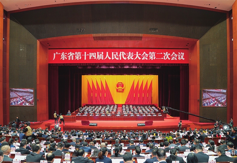 省十四届人大二次会议举行第二次全体会议.jpg