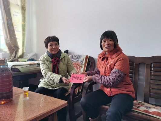 图为市残联党组成员、副理事长李雪女走访慰问困难重度残疾人_调整大小.jpg