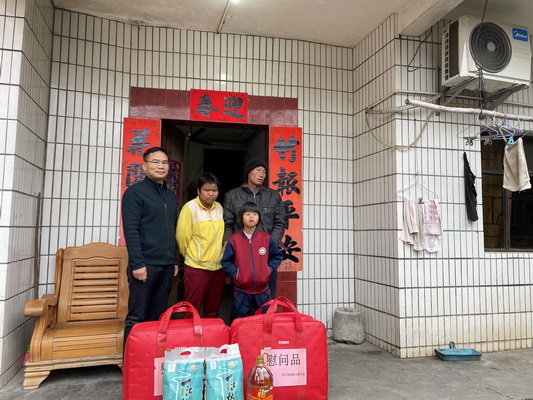 图为市残联党组成员、副理事长庄建辉走访慰问困难重度残疾人_调整大小.jpg