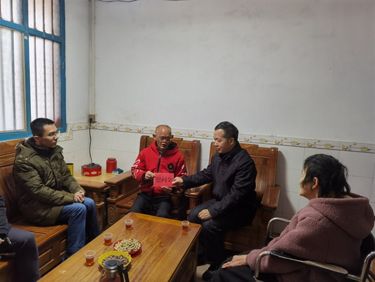 图为市残联党组书记、理事长吴文生走访慰问困难重度残疾人_调整大小.jpg