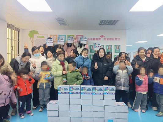 图为其中一家定点残疾儿童康复机构派发活动现场_调整大小.jpg