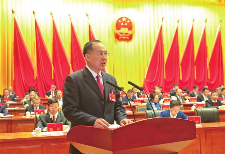 叶春球向大会作市人大常委会工作报告.jpg