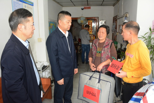 图为曹建忠副市长走访慰问现场_调整大小.JPG