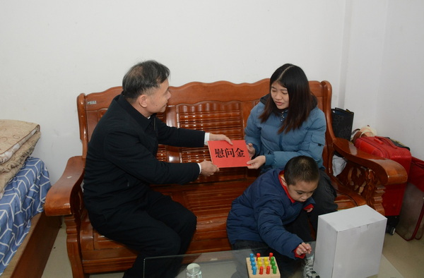 图为廖继聪常委走访慰问现场_调整大小.JPG