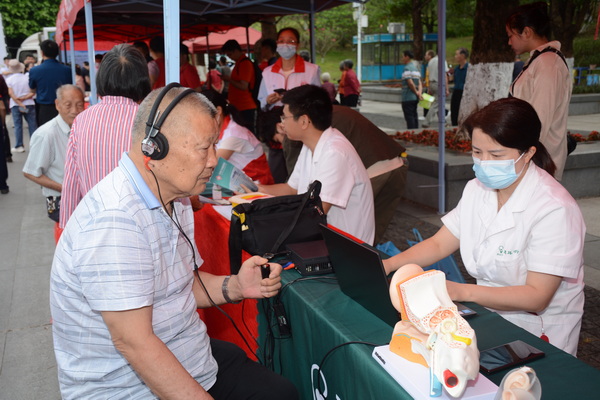 图为市民参与健康义诊(1)_调整大小.JPG