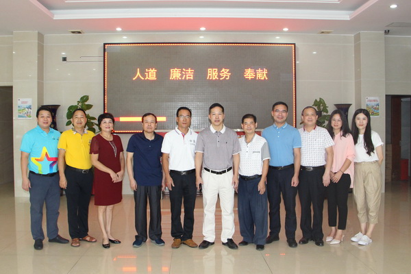 图为河源市残联领导班子为参赛选手送行.jpg