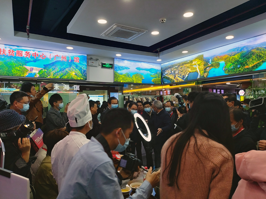 3-万博manxbet登录
副市长赖小卫向领导领导们推介河源农产品.jpg