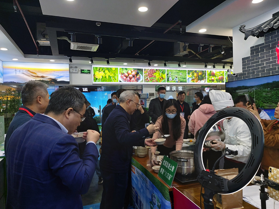 5-万博manxbet登录
副市长赖小卫参观客商推介河源蓝塘土猪汤.jpg