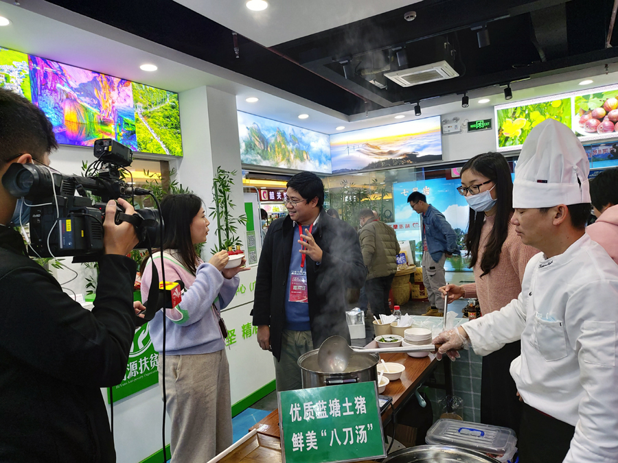 7-1-广东电视台到河源馆采访.jpg