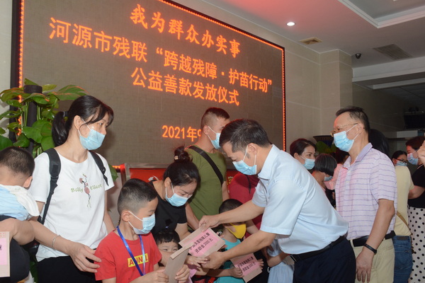 图为市残联党组书记、理事长吴文生为孩子们发放慰问金.JPG