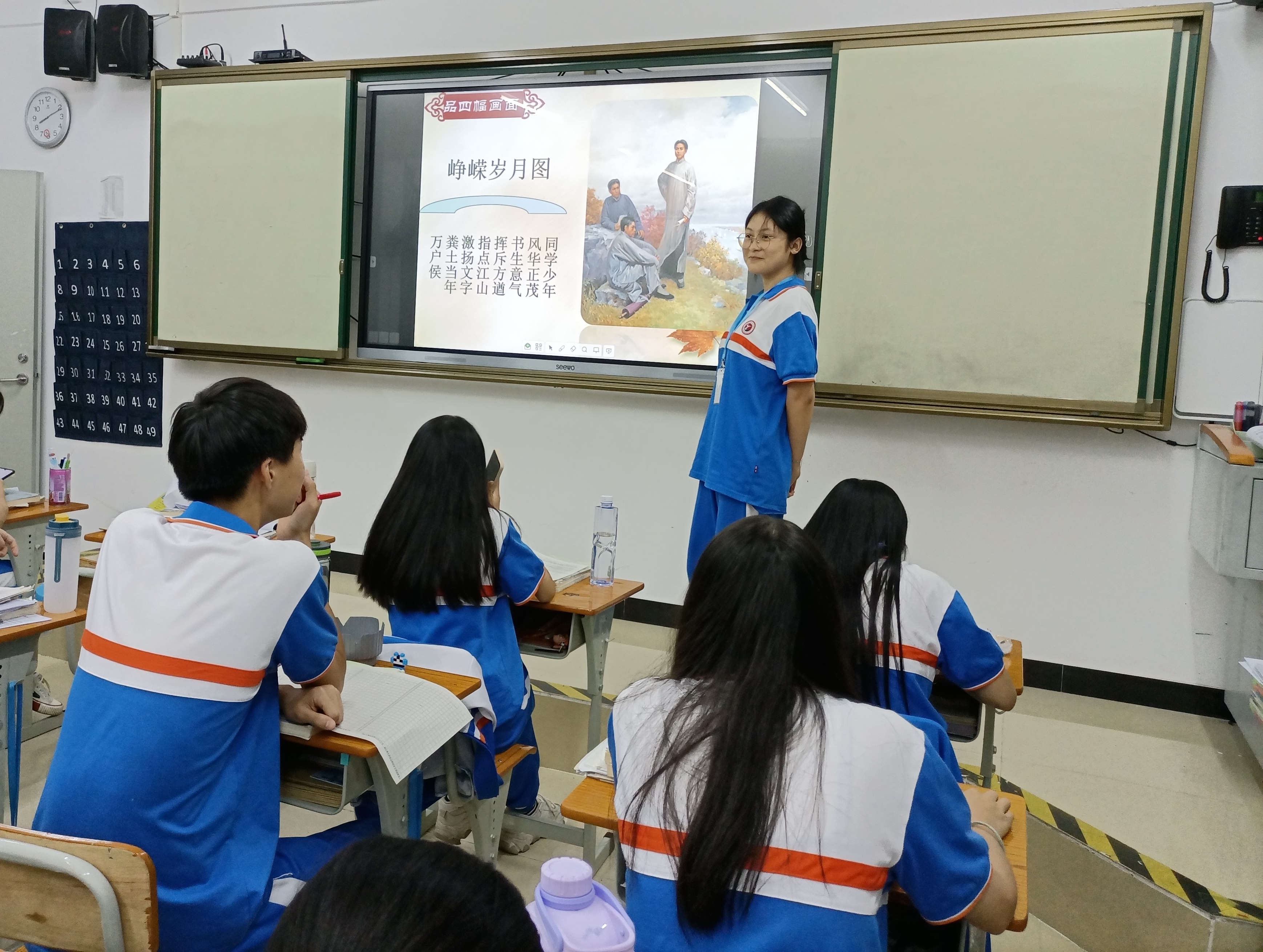 学生解说峥嵘岁月图.jpg