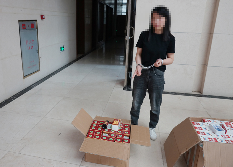 嫌疑人指认保健食品照片.JPG