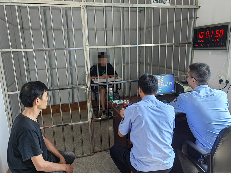 3-合水派出所破获一宗系列盗窃案  群众赠送锦旗表达谢意1.jpg